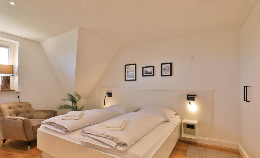 Neubau-Strandhäuser in den Dünen von Hörnum nahe der Nordsee - Beispiel Bild Schlafzimmer