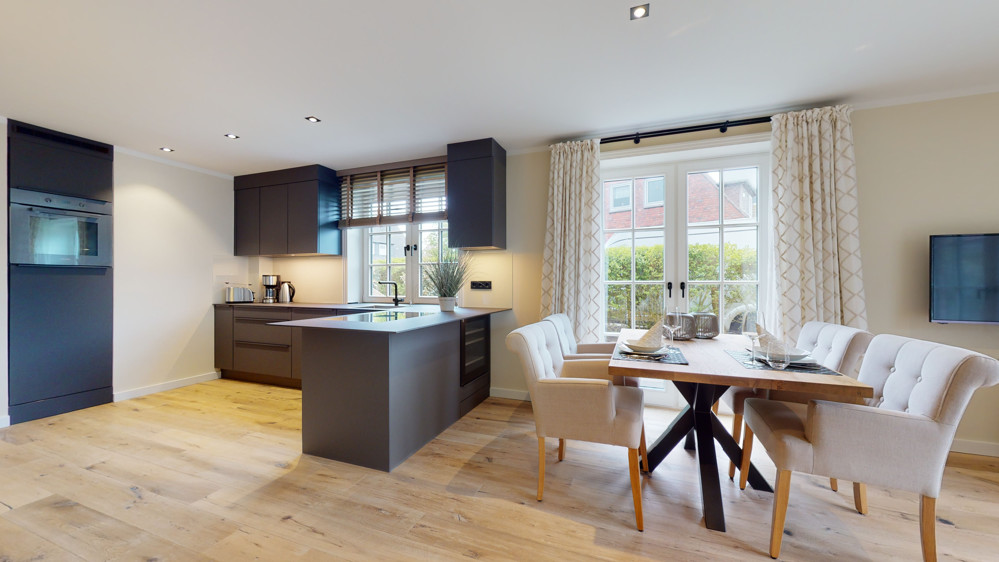 Außergewöhnliche und große Erdgeschosswohnung mit Garten im Herzen von Hörnum - Wohnzimmer