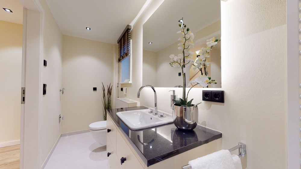 Außergewöhnliche und große Erdgeschosswohnung mit Garten im Herzen von Hörnum - Badezimmer