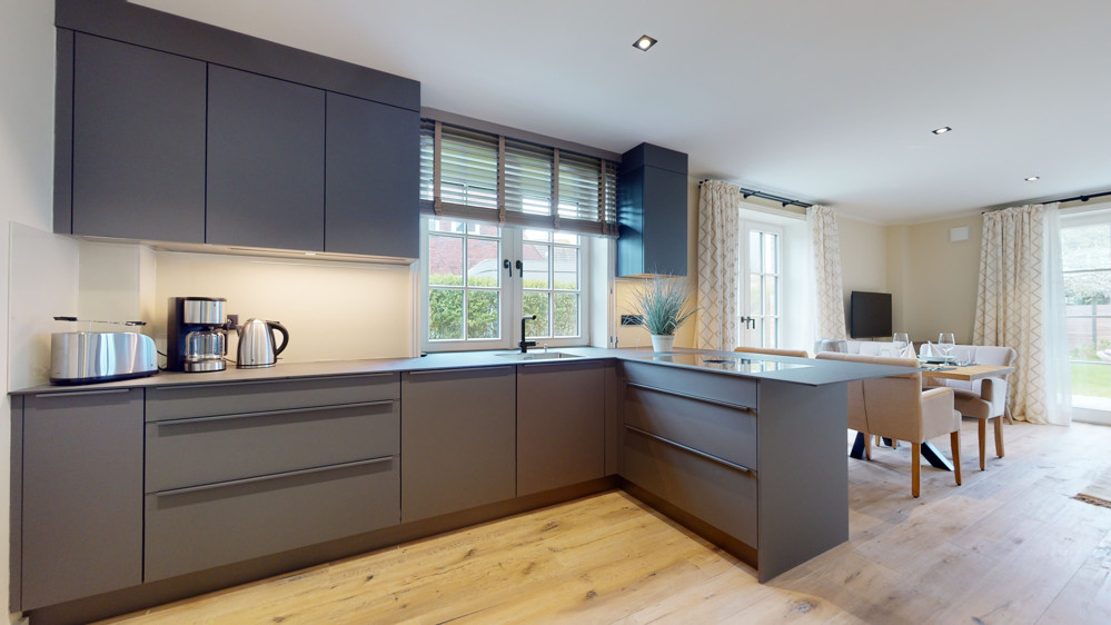 Außergewöhnliche und große Erdgeschosswohnung mit Garten im Herzen von Hörnum - Küche