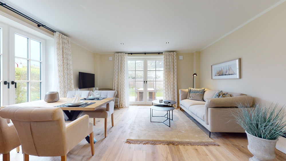 Außergewöhnliche und große Erdgeschosswohnung mit Garten im Herzen von Hörnum - Wohnzimmer