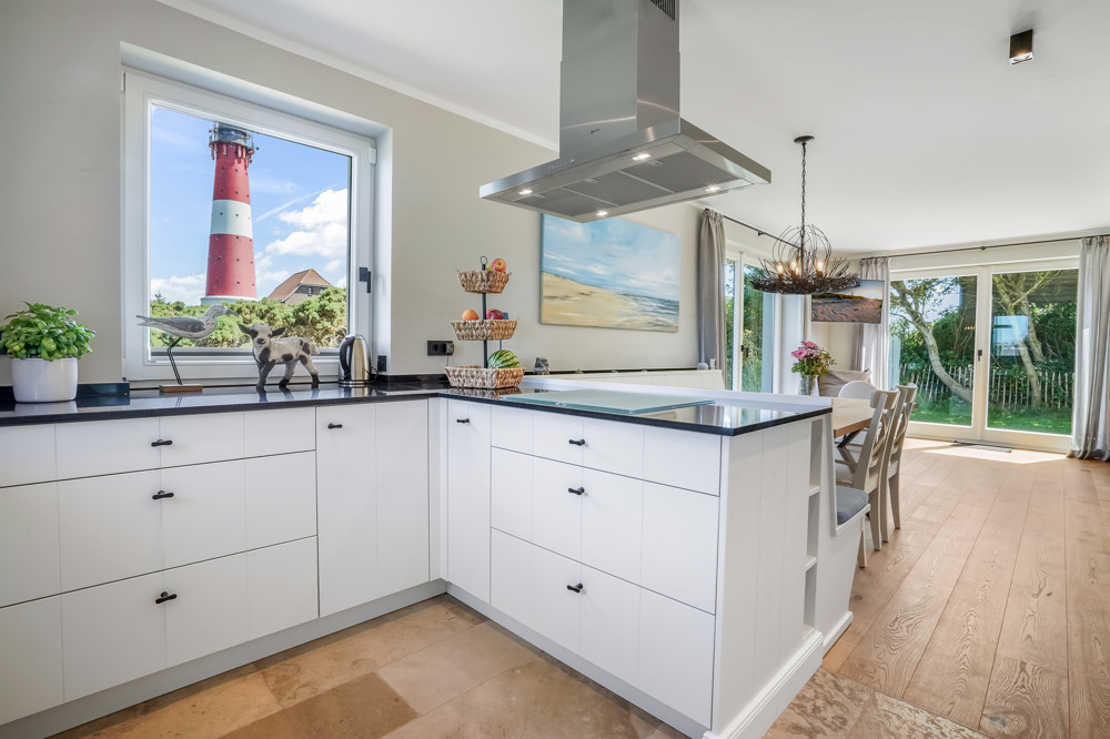 Wahrzeichen im Blick – Stilvolles Wohnen mit Nordseepanorama - Küche
