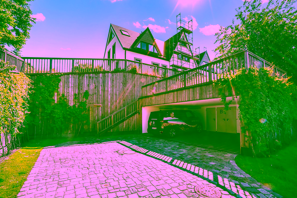 Wahrzeichen im Blick – Stilvolles Wohnen mit Nordseepanorama - Auffahrt mit überdachtem Stellplatz