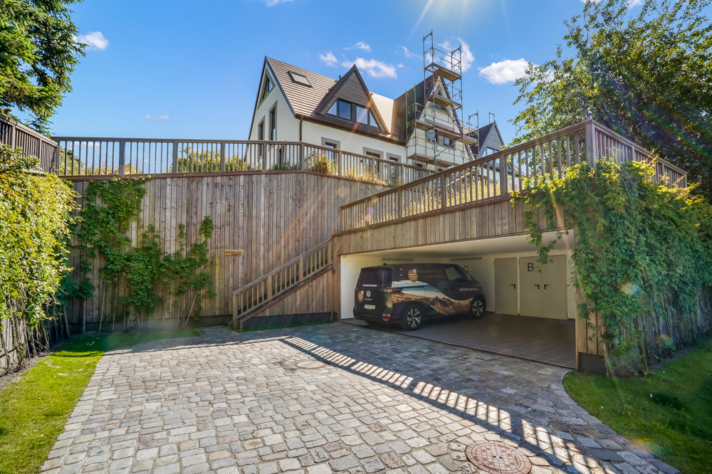 Wahrzeichen im Blick – Stilvolles Wohnen mit Nordseepanorama - Auffahrt mit überdachtem Stellplatz