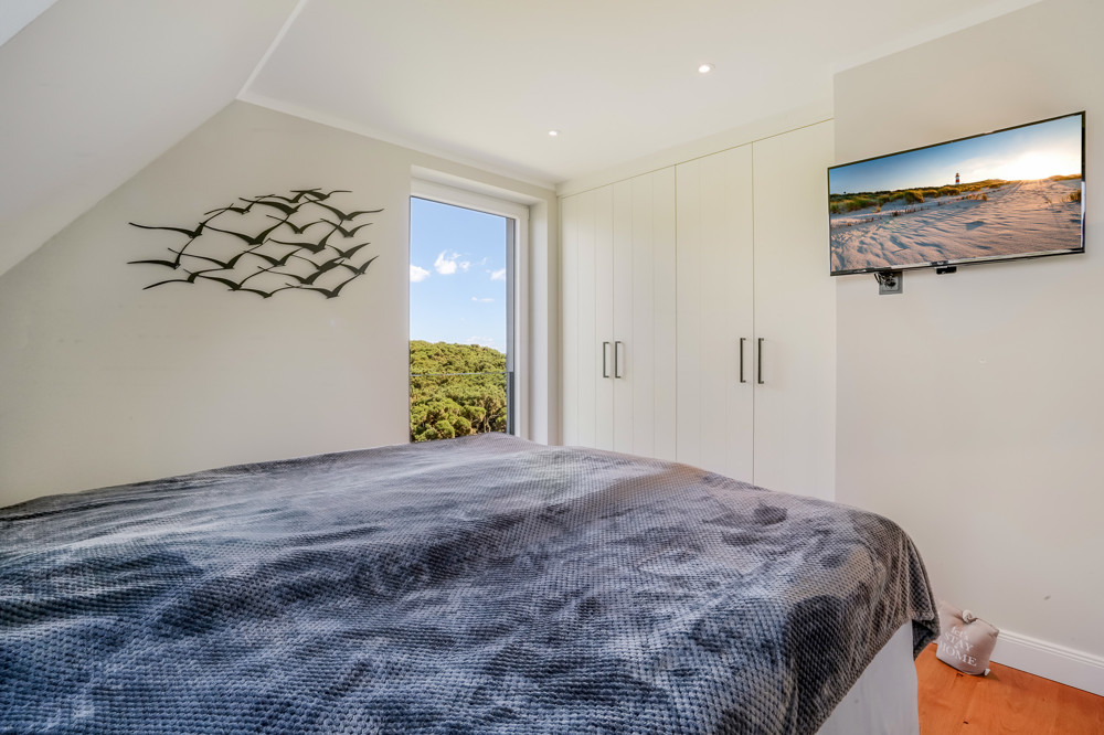 Wahrzeichen im Blick – Stilvolles Wohnen mit Nordseepanorama - Schlafzimmer