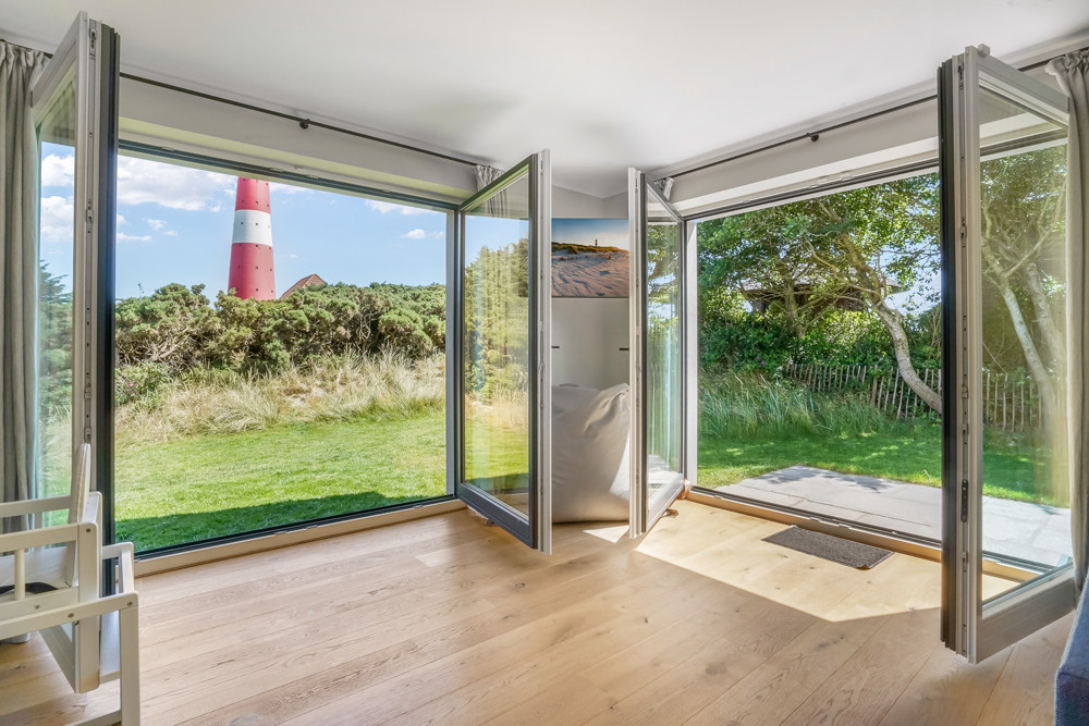 Wahrzeichen im Blick – Stilvolles Wohnen mit Nordseepanorama - Wohnzimmer