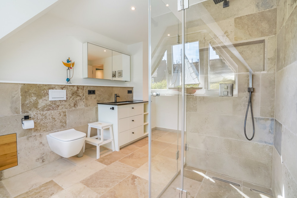 Wahrzeichen im Blick – Stilvolles Wohnen mit Nordseepanorama - Badezimmer im OG