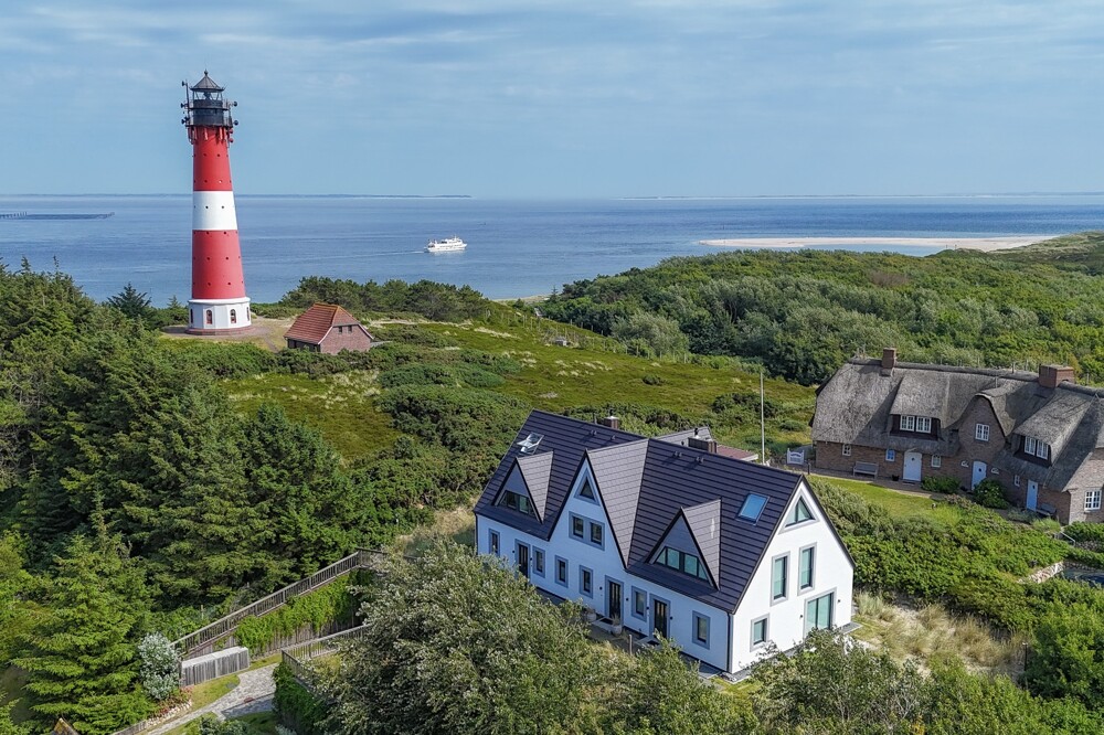 Wahrzeichen im Blick – Stilvolles Wohnen mit Nordseepanorama - Luftaufnahme