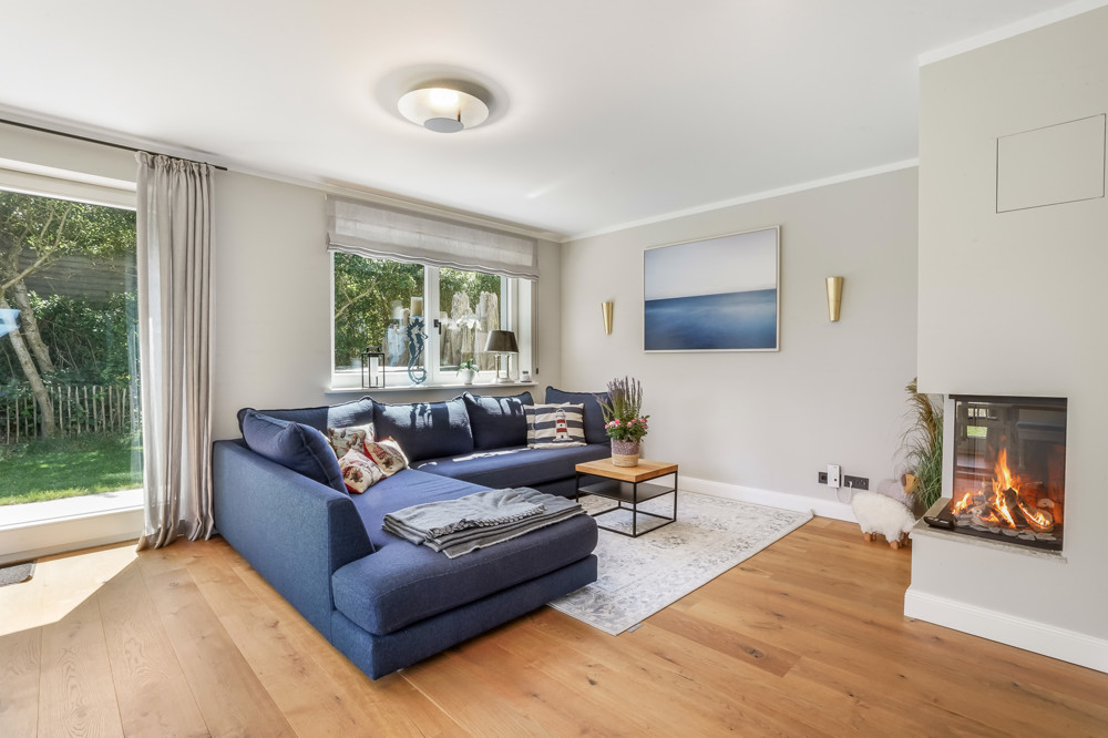 Wahrzeichen im Blick – Stilvolles Wohnen mit Nordseepanorama - Wohnzimmer