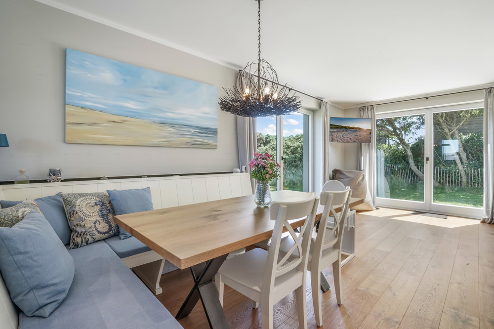 Wahrzeichen im Blick – Stilvolles Wohnen mit Nordseepanorama - Wohnzimmer