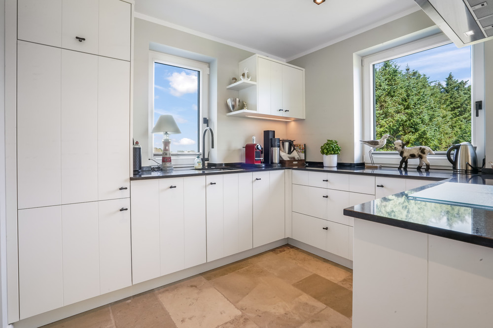 Wahrzeichen im Blick – Stilvolles Wohnen mit Nordseepanorama - Küche