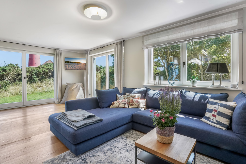 Wahrzeichen im Blick – Stilvolles Wohnen mit Nordseepanorama - Wohnzimmer