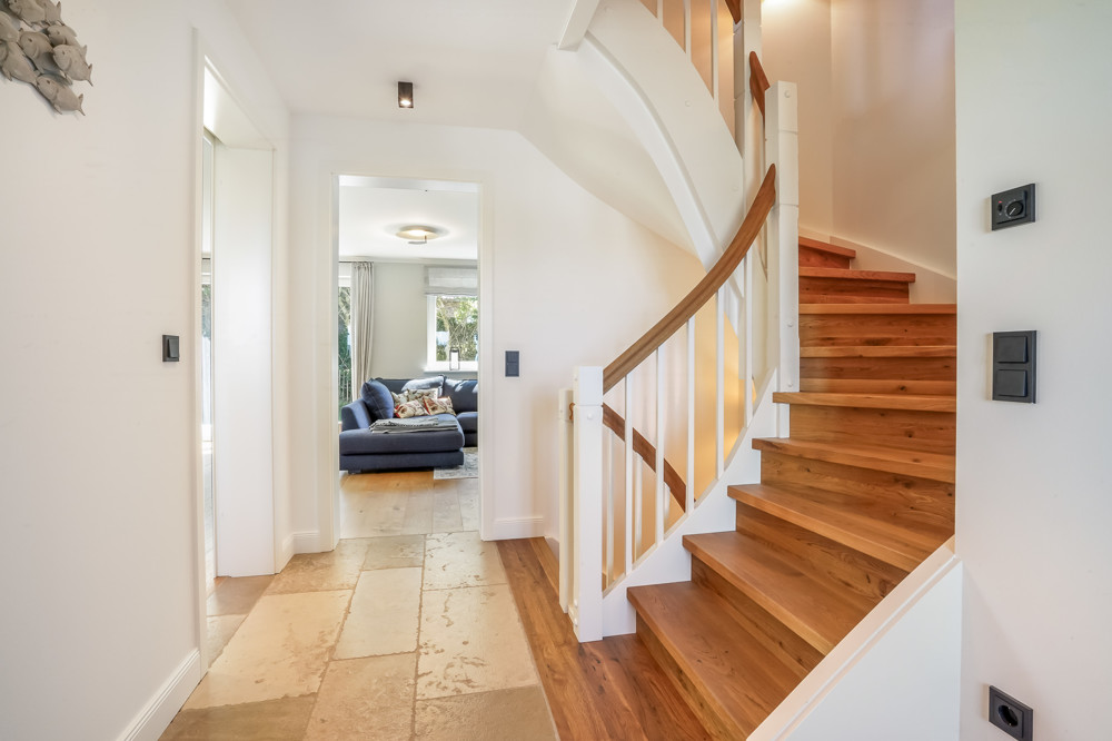 Wahrzeichen im Blick – Stilvolles Wohnen mit Nordseepanorama - Treppenhaus