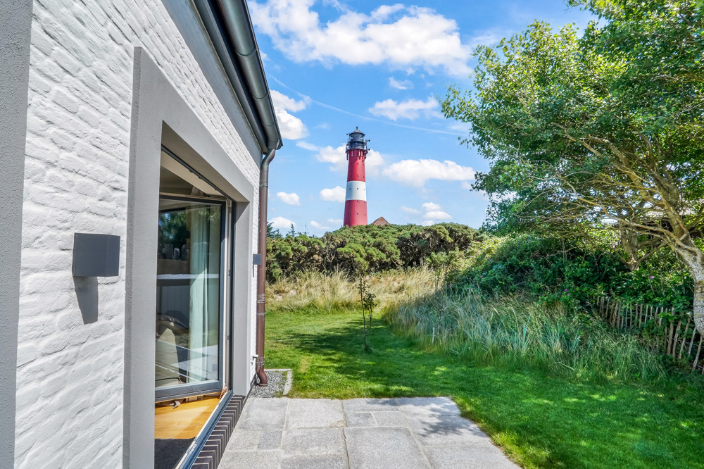 Wahrzeichen im Blick – Stilvolles Wohnen mit Nordseepanorama - Südterrasse mit Blick zum Leuchtturm