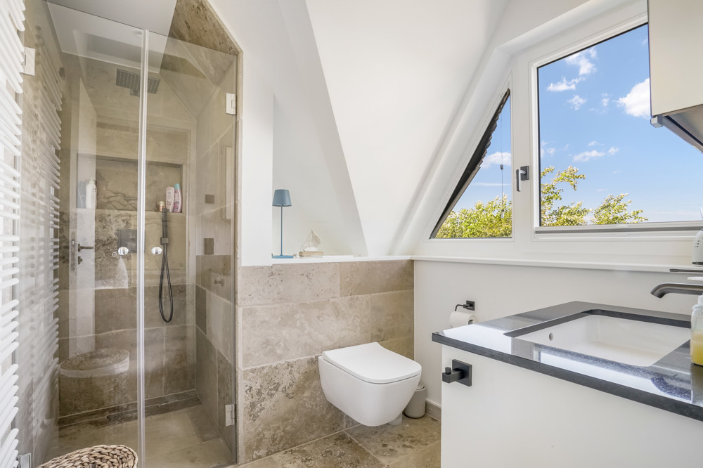 Wahrzeichen im Blick – Stilvolles Wohnen mit Nordseepanorama - Bad en Suite