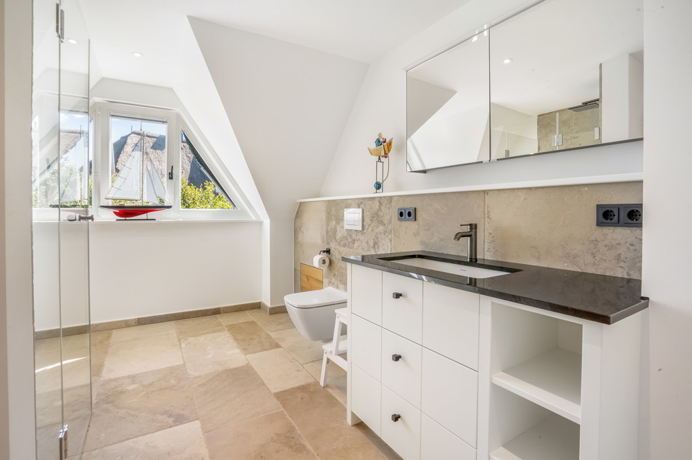 Wahrzeichen im Blick – Stilvolles Wohnen mit Nordseepanorama - Badezimmer im OG