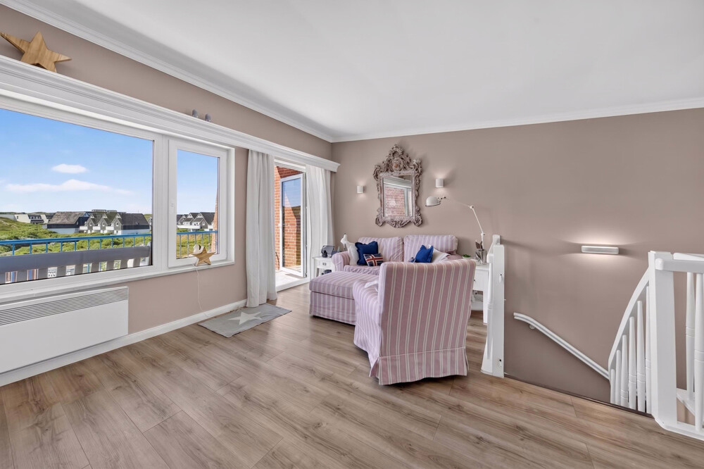 Wohnzimmer mit Zugang zum Balkon