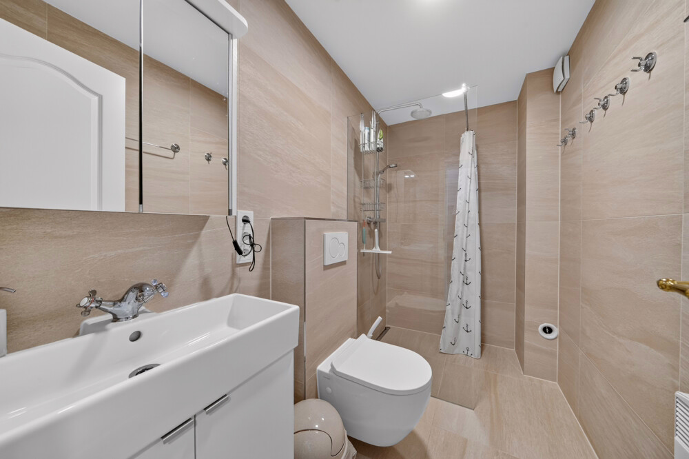Badezimmer mit Dusche