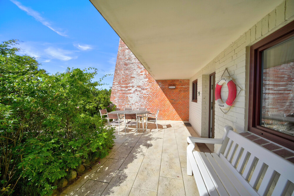 Kleine Süd-Terrasse vor dem Haus