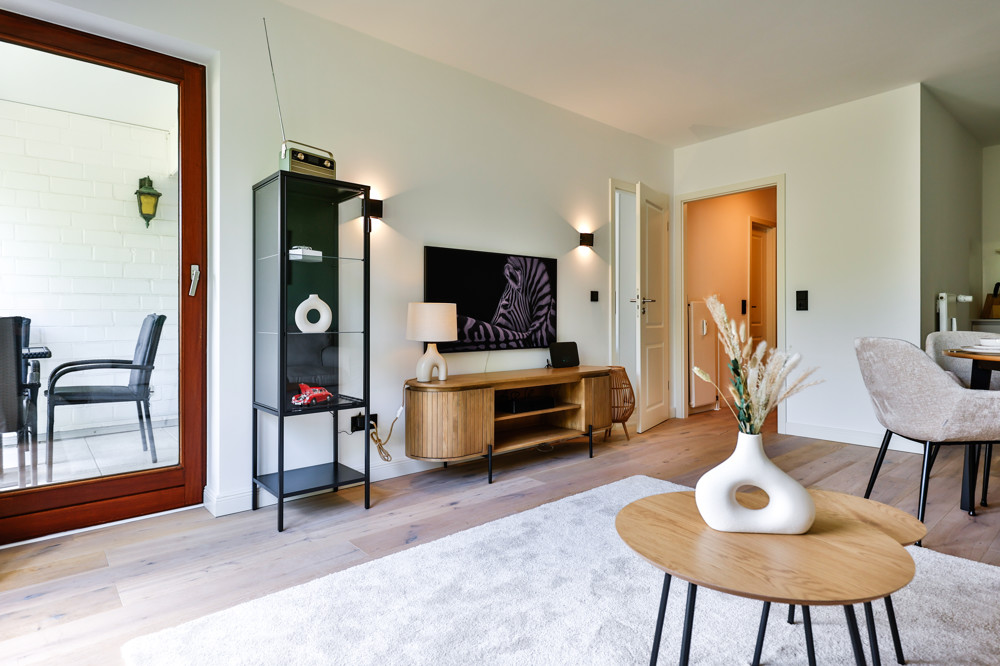 Provisionsfrei - Kernsanierte, ebenerdige Wohnung mit Terrasse - Wohnzimmer