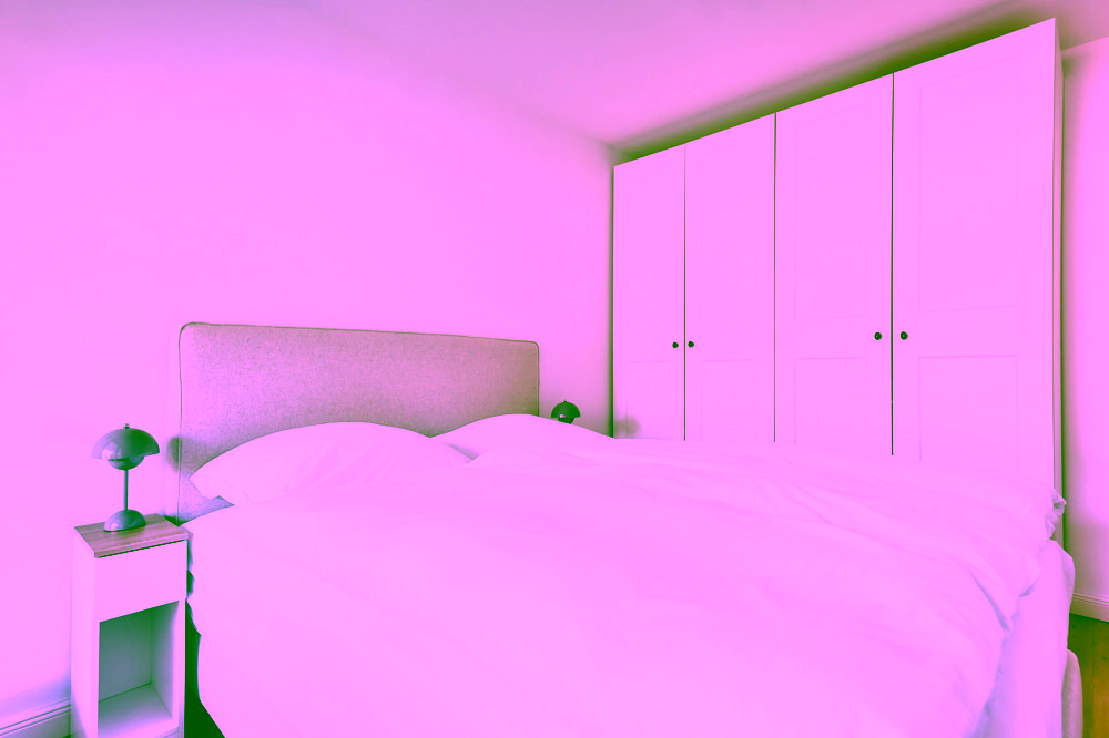 Provisionsfrei - Kernsanierte, ebenerdige Wohnung mit Terrasse - Schlafzimmer mit Schrank