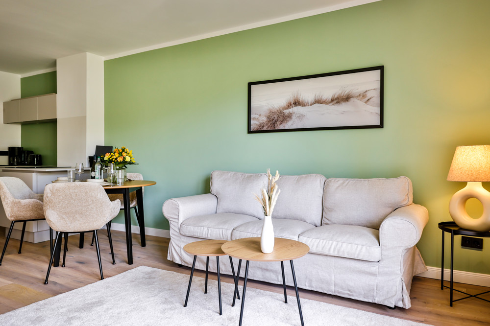 Provisionsfrei - Kernsanierte, ebenerdige Wohnung mit Terrasse - Wohnzimmer