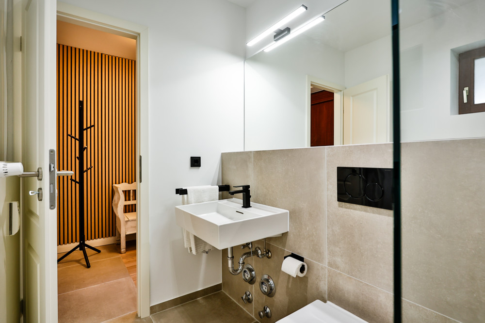 Provisionsfrei - Kernsanierte, ebenerdige Wohnung mit Terrasse - Badezimmer