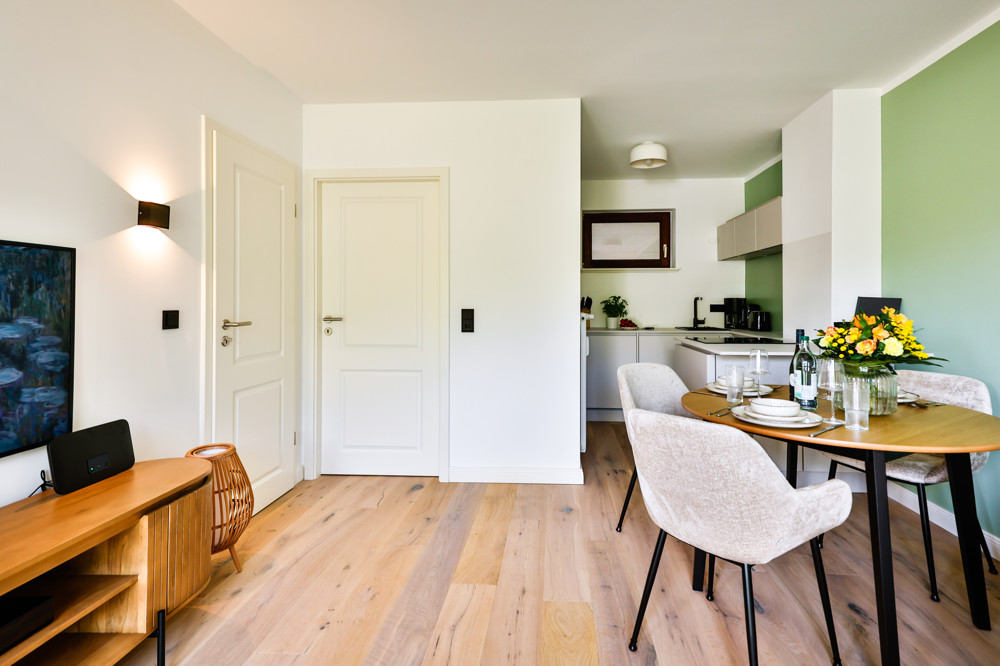 Provisionsfrei - Kernsanierte, ebenerdige Wohnung mit Terrasse - Wohnzimmer