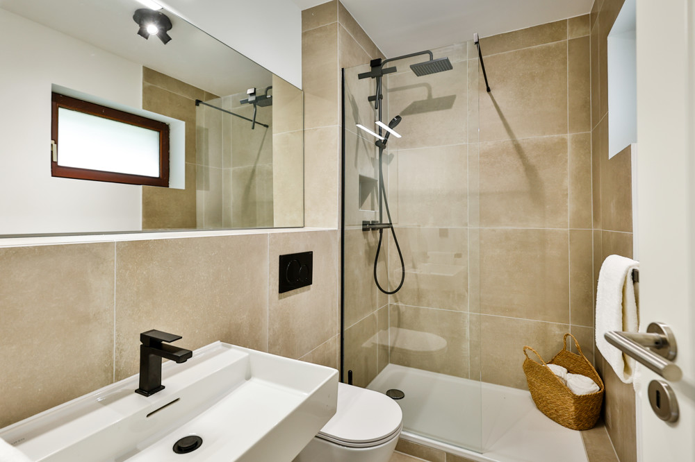 Provisionsfrei - Kernsanierte, ebenerdige Wohnung mit Terrasse - Badezimmer