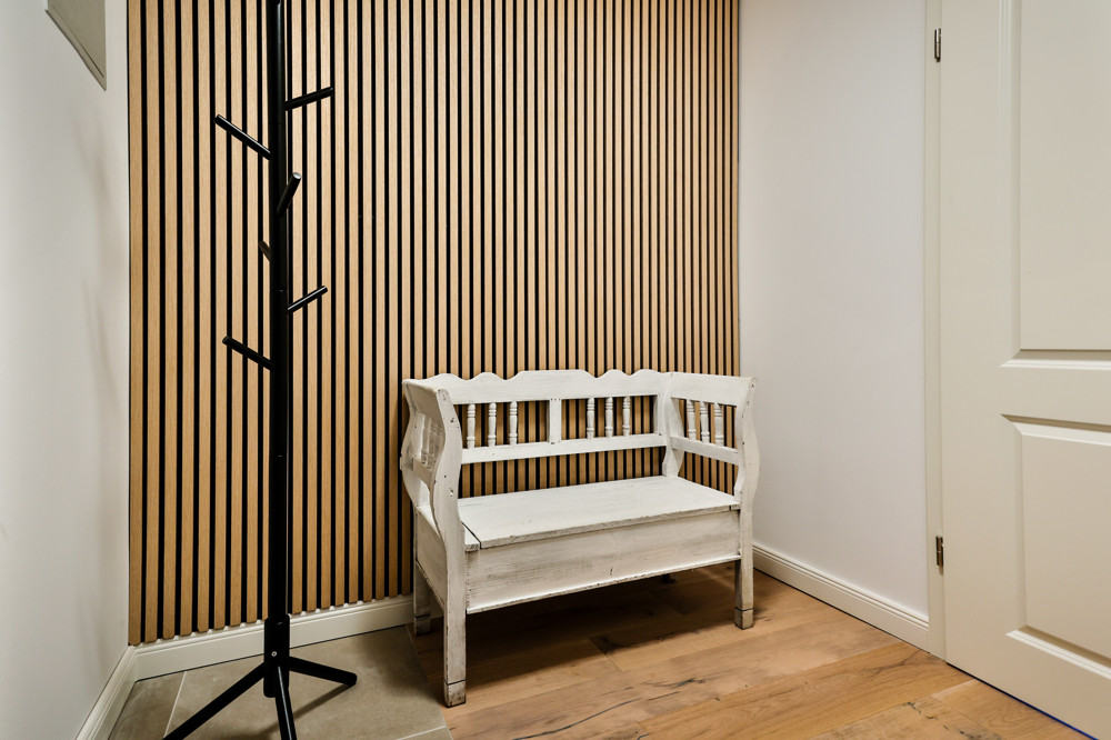 Provisionsfrei - Kernsanierte, ebenerdige Wohnung mit Terrasse - Flurbereich mit Garderobe