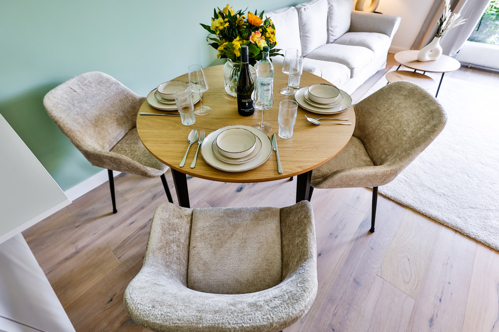 Provisionsfrei - Kernsanierte, ebenerdige Wohnung mit Terrasse - Esstisch Details