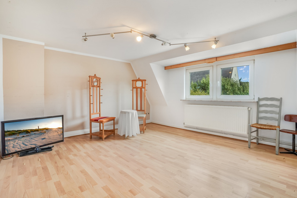 "Weiße Siedlung" - Endhaus mit Ausbaupotenzial in Strandnähe - Wohnzimmer im OG