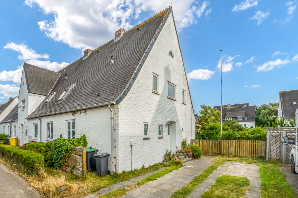 "Weiße Siedlung" - Endhaus mit Ausbaupotenzial in Strandnähe - Außenansicht mit Parkplatz