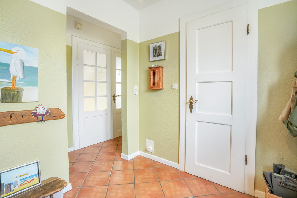 "Weiße Siedlung" - Endhaus mit Ausbaupotenzial in Strandnähe - Flur