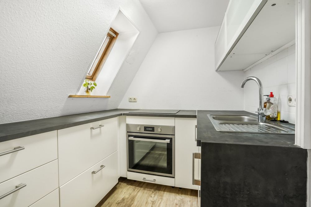 "Weiße Siedlung" - Endhaus mit Ausbaupotenzial in Strandnähe - Küche im OG