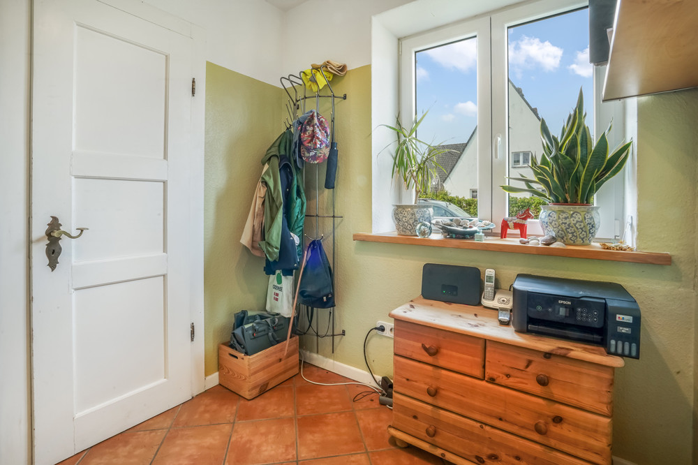 "Weiße Siedlung" - Endhaus mit Ausbaupotenzial in Strandnähe - Flur