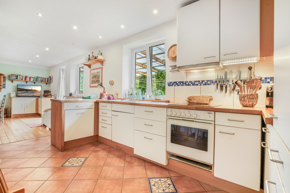 "Weiße Siedlung" - Endhaus mit Ausbaupotenzial in Strandnähe - Küche im EG