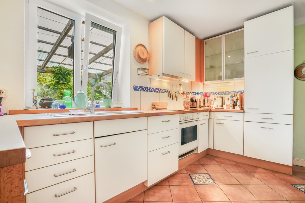 "Weiße Siedlung" - Endhaus mit Ausbaupotenzial in Strandnähe - Küche im EG