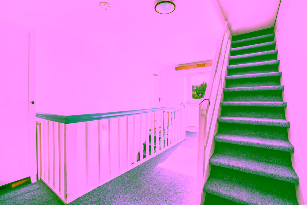 "Weiße Siedlung" - Endhaus mit Ausbaupotenzial in Strandnähe - Treppe zum Spitzboden