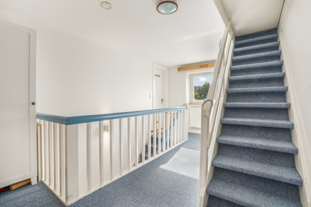 "Weiße Siedlung" - Endhaus mit Ausbaupotenzial in Strandnähe - Treppe zum Spitzboden