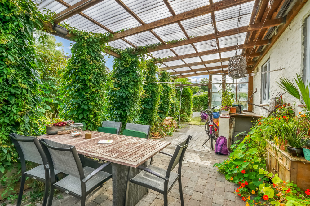 "Weiße Siedlung" - Endhaus mit Ausbaupotenzial in Strandnähe - Überdachte Südterrasse