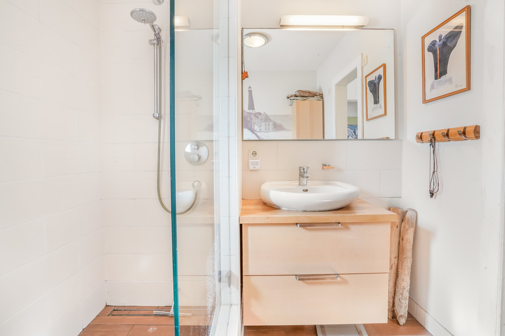 "Weiße Siedlung" - Endhaus mit Ausbaupotenzial in Strandnähe - Bad im EG