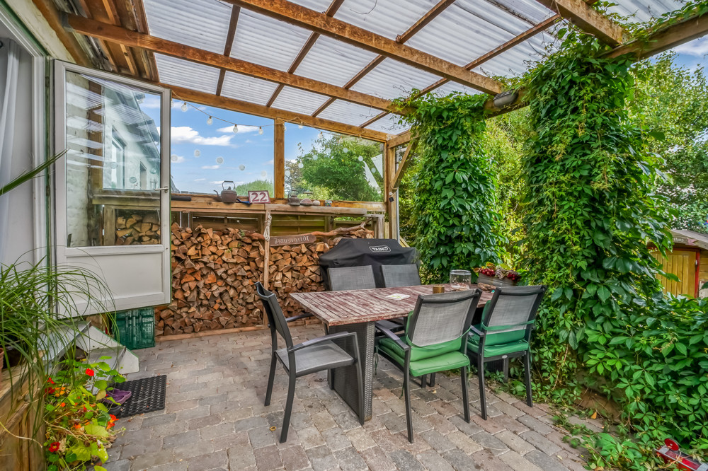 "Weiße Siedlung" - Endhaus mit Ausbaupotenzial in Strandnähe - Überdachte Südterrasse