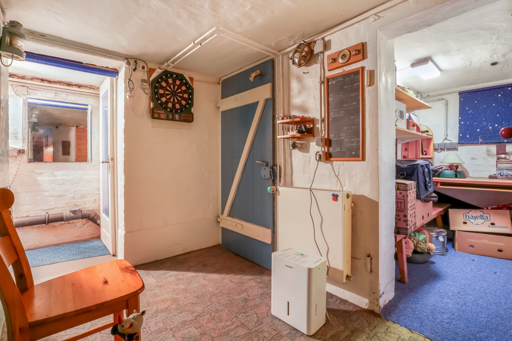 "Weiße Siedlung" - Endhaus mit Ausbaupotenzial in Strandnähe - Souterrain