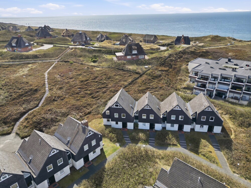 Wohntraum am Dünenrand: Exklusive Erdgeschosswohnung im Strandweg, Hörnum - Luftaufnahme