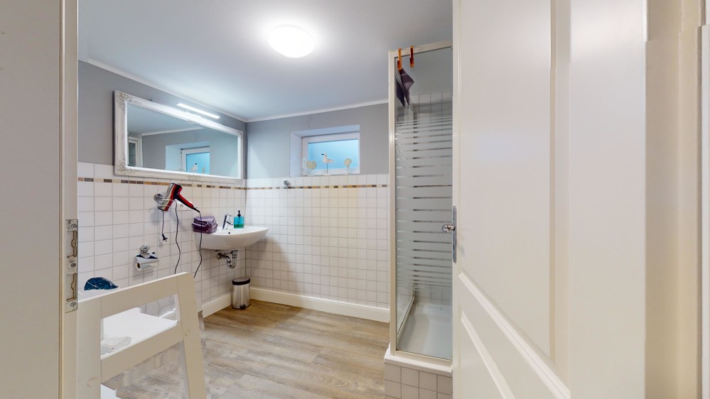 Großzügige Wohnung direkt am Badestrand - Badezimmer Souterrain
