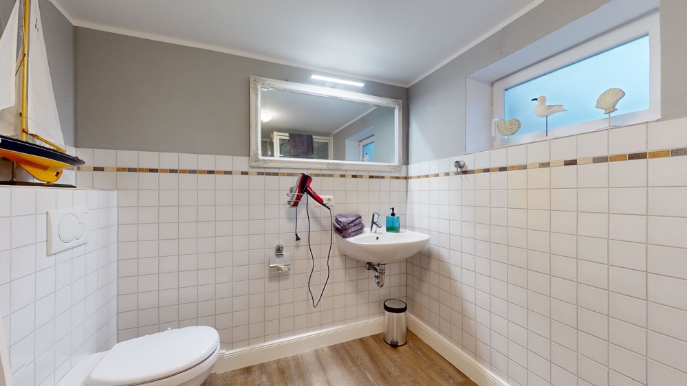 Großzügige Wohnung direkt am Badestrand - Badezimmer Souterrain