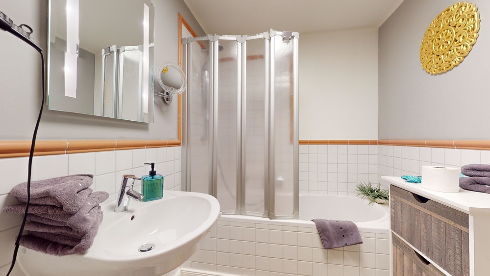 Großzügige Wohnung direkt am Badestrand - Badezimmer EG