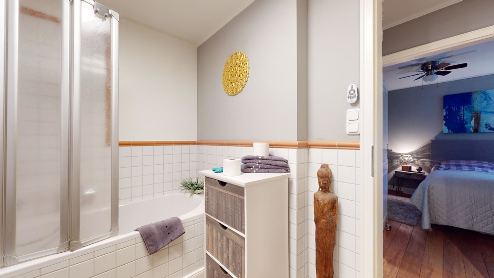 Großzügige Wohnung direkt am Badestrand - Badezimmer EG