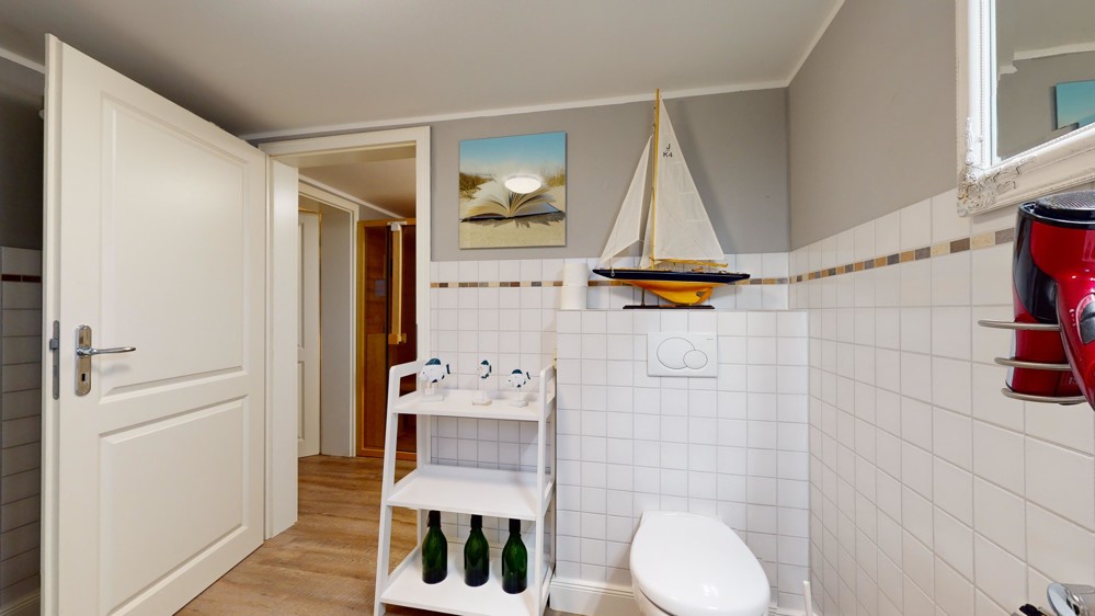 Großzügige Wohnung direkt am Badestrand - Badezimmer Souterrain